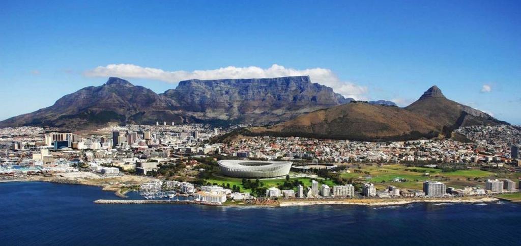 District Six Backpackers Hostel *